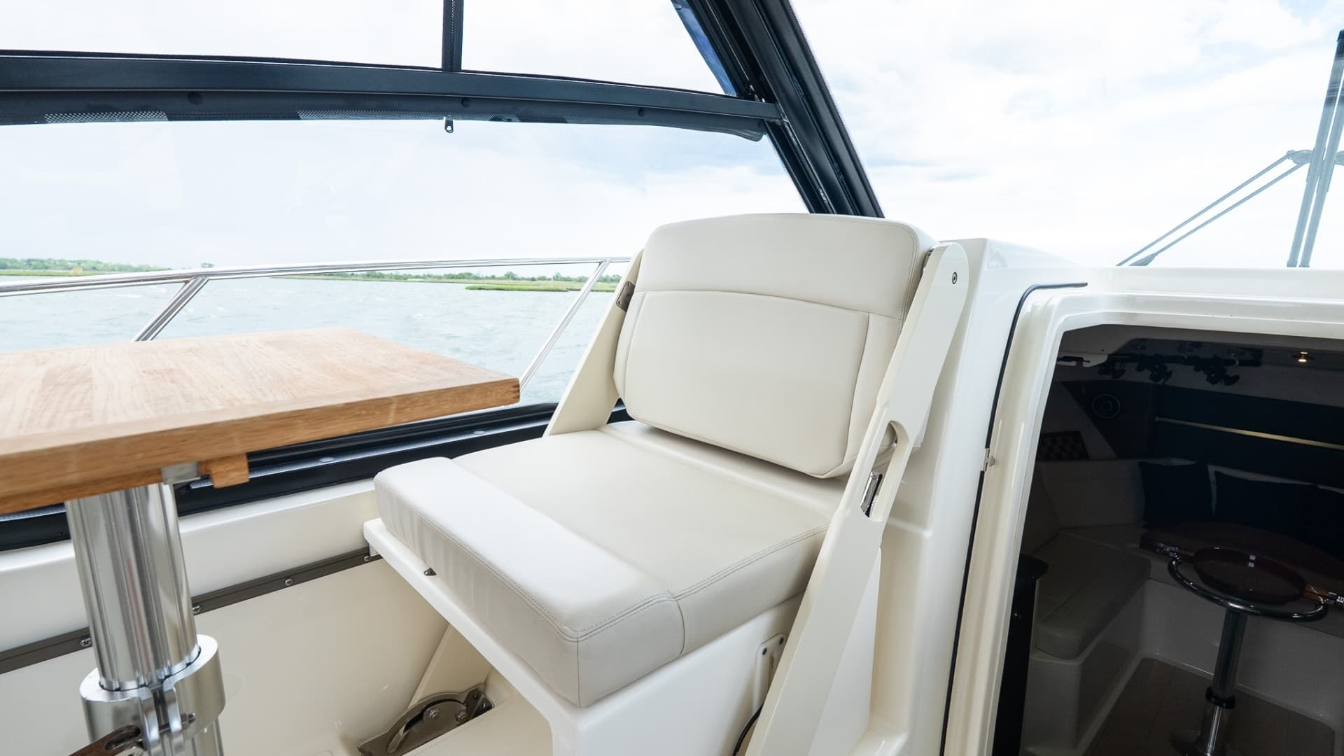 2020 Boston Whaler 325 Conquest - Image 27
