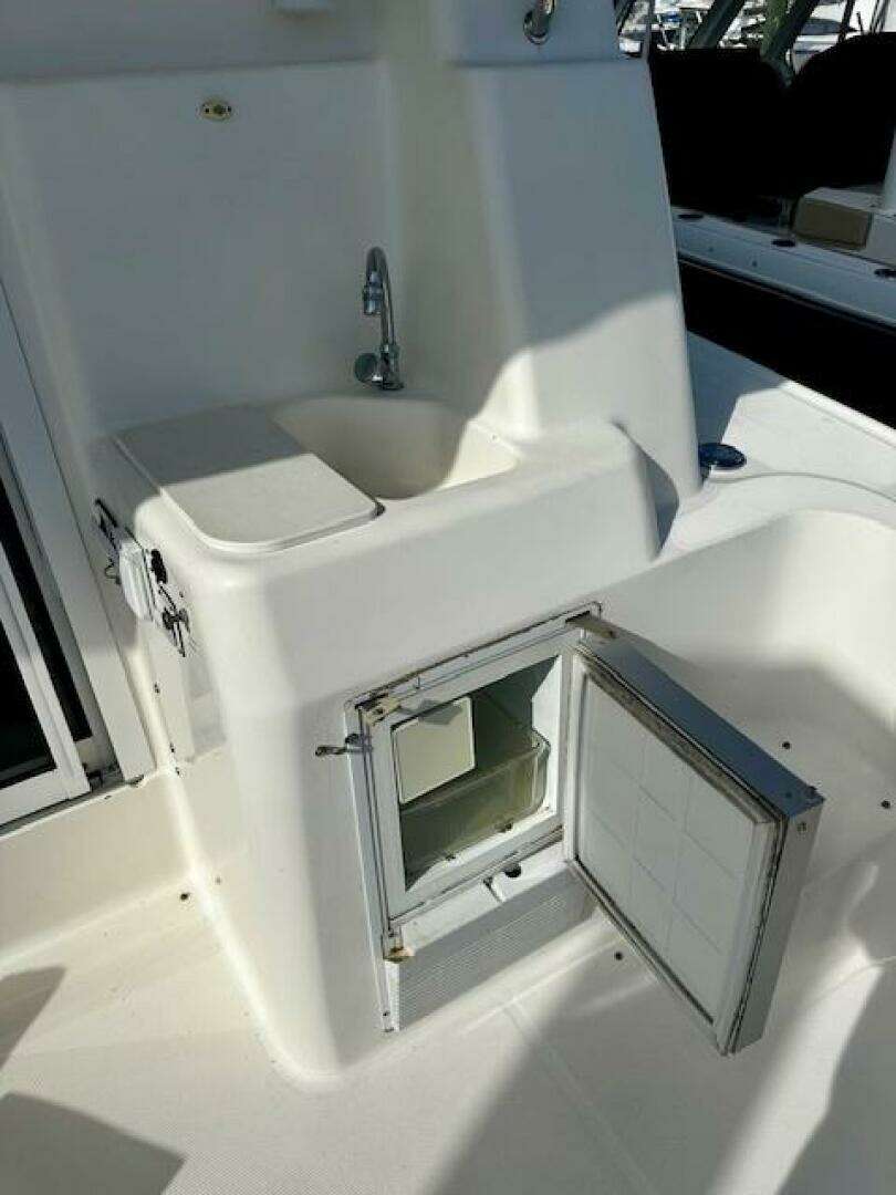 2001 Silverton 42 Convertible - Image 3