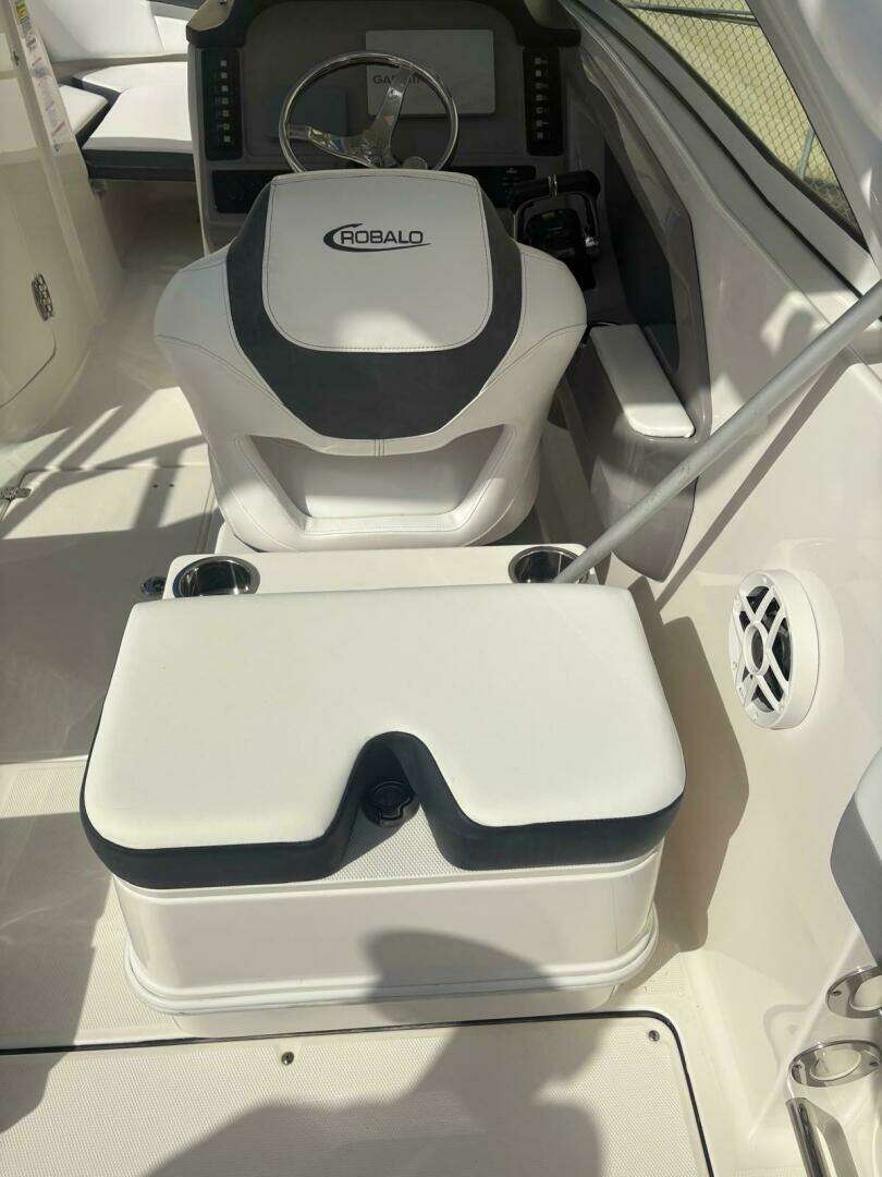 2021 Robalo R247 Dual Console - Image 13