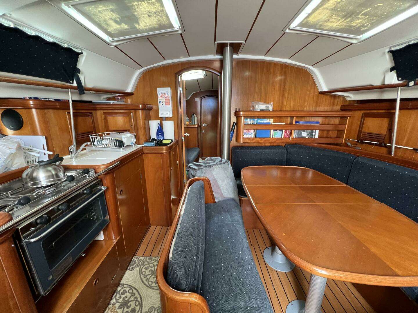 2001 Beneteau 411 - Image 4