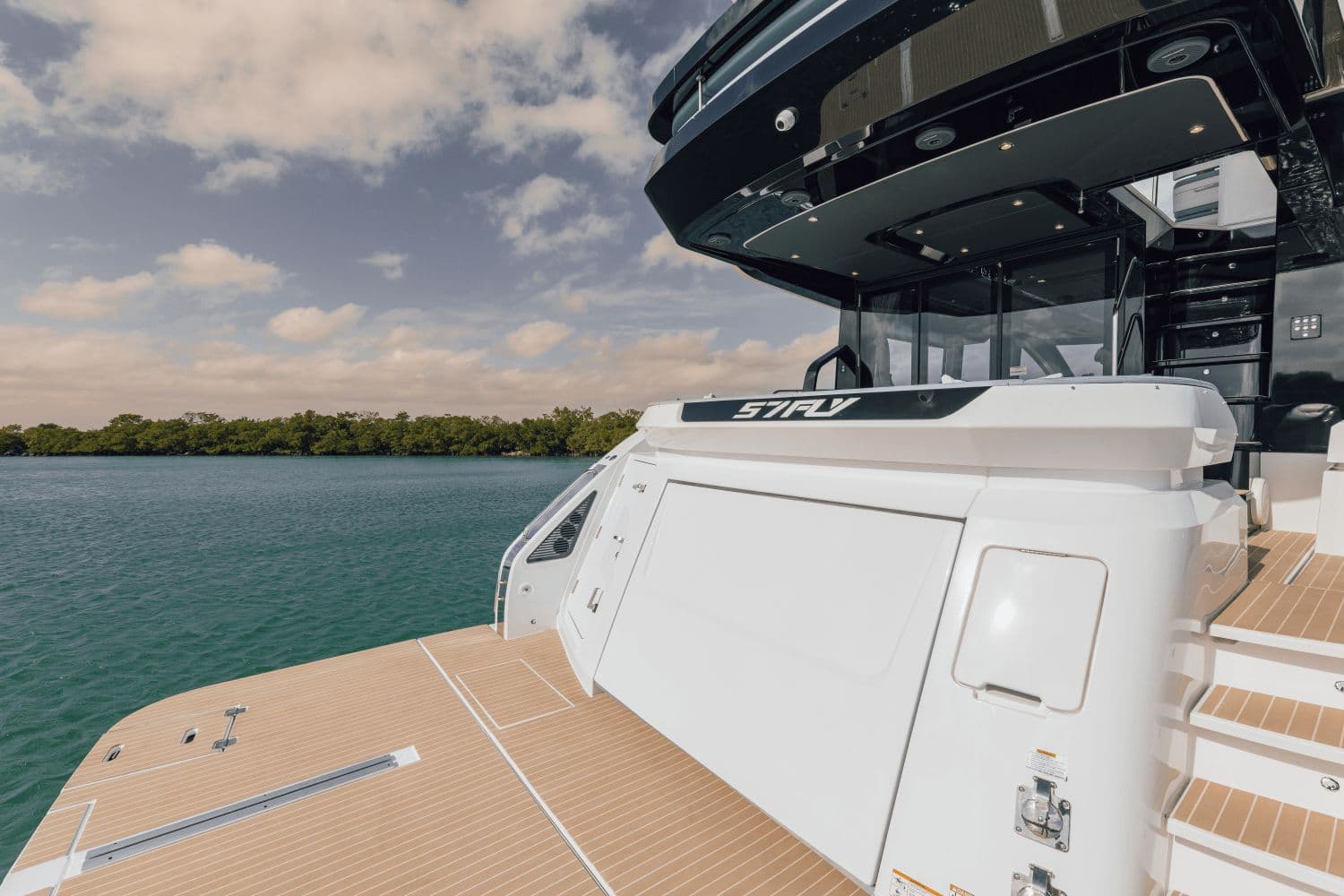 2027 Cruisers Yachts 57 Fly - 40