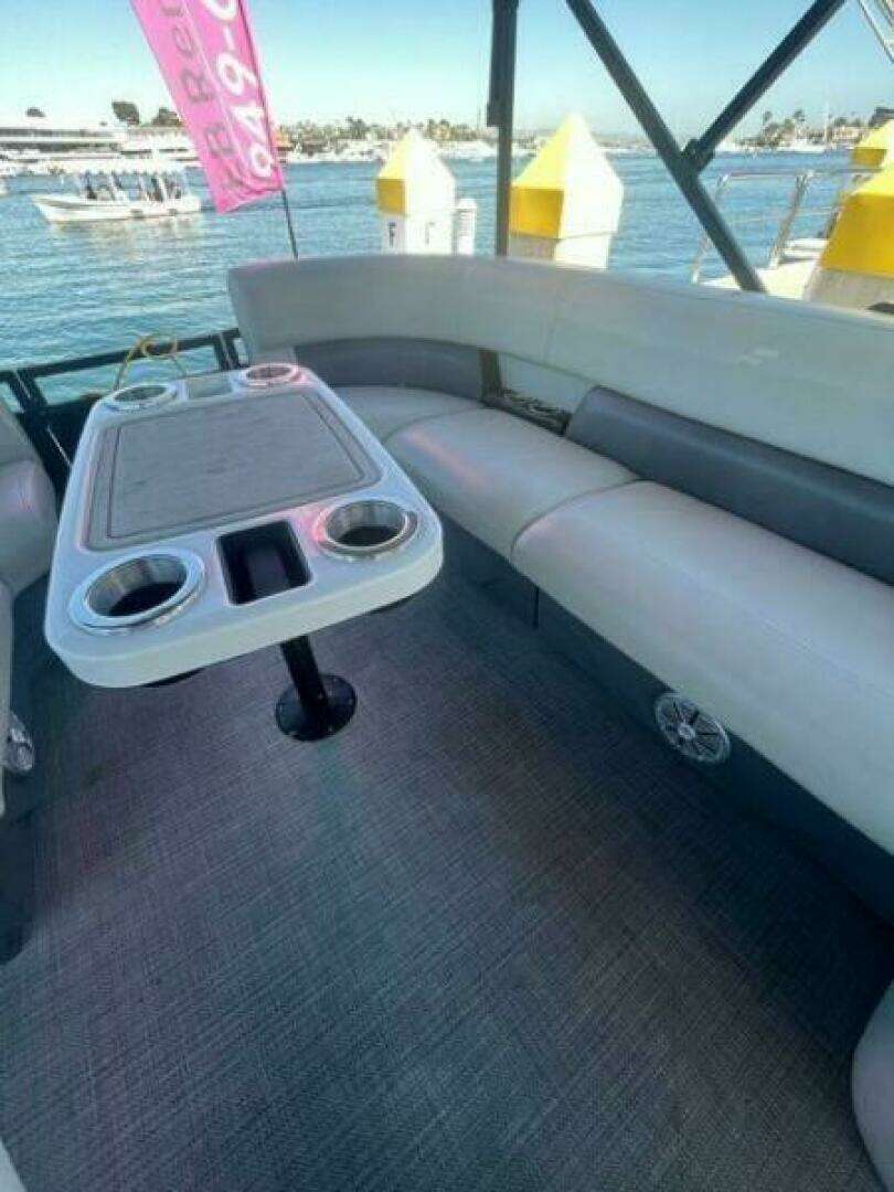 2024 Vision WX Tritoon - Image 4