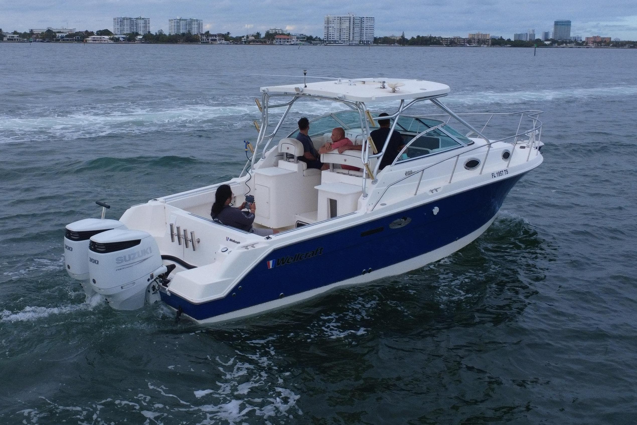 2001 Wellcraft 290 Coastal boat on the water.