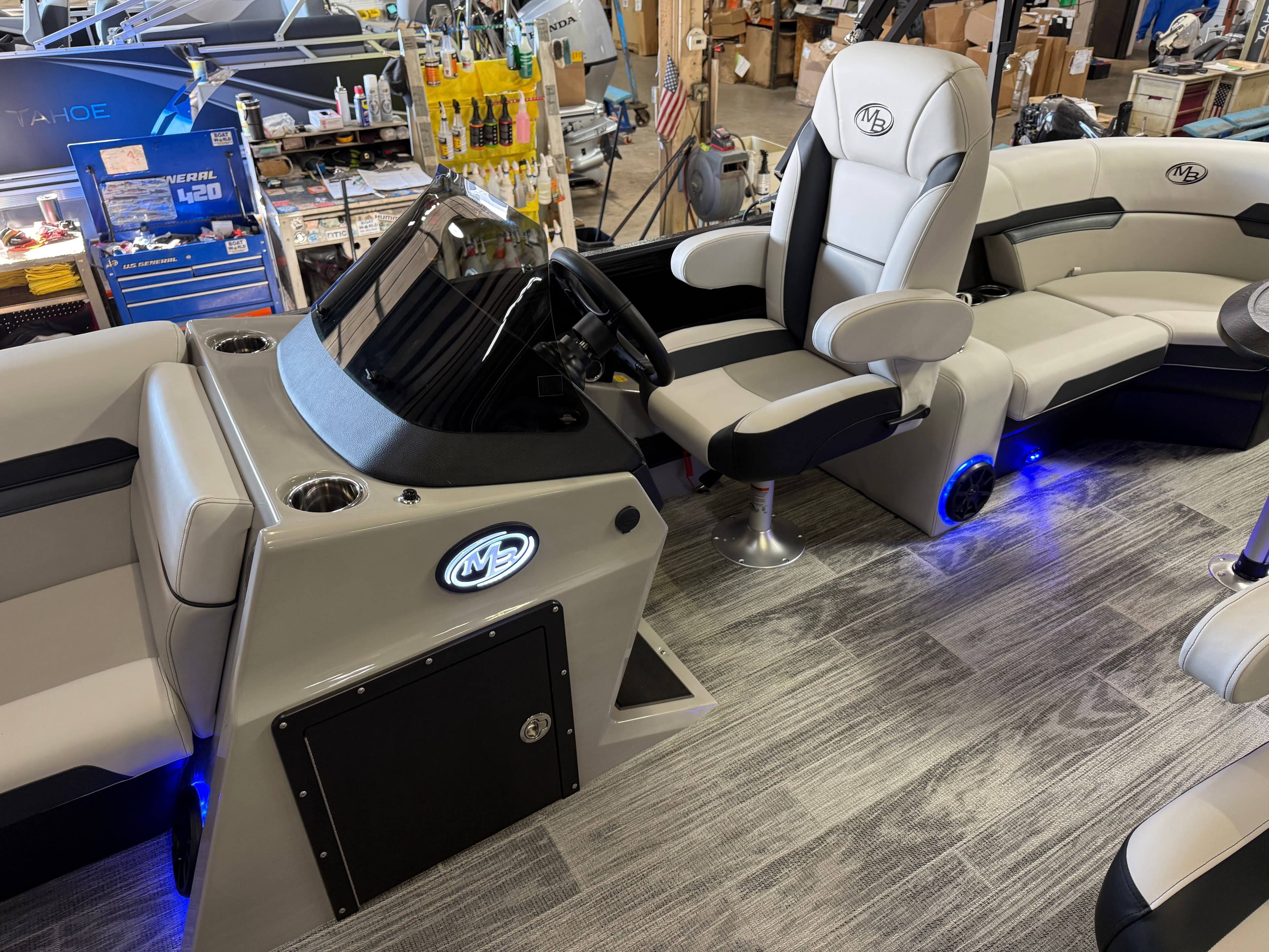 2026 Montego Bay 8522 DL Quad Lounge Tritoon & Honda 4-Stroke EFI - 11