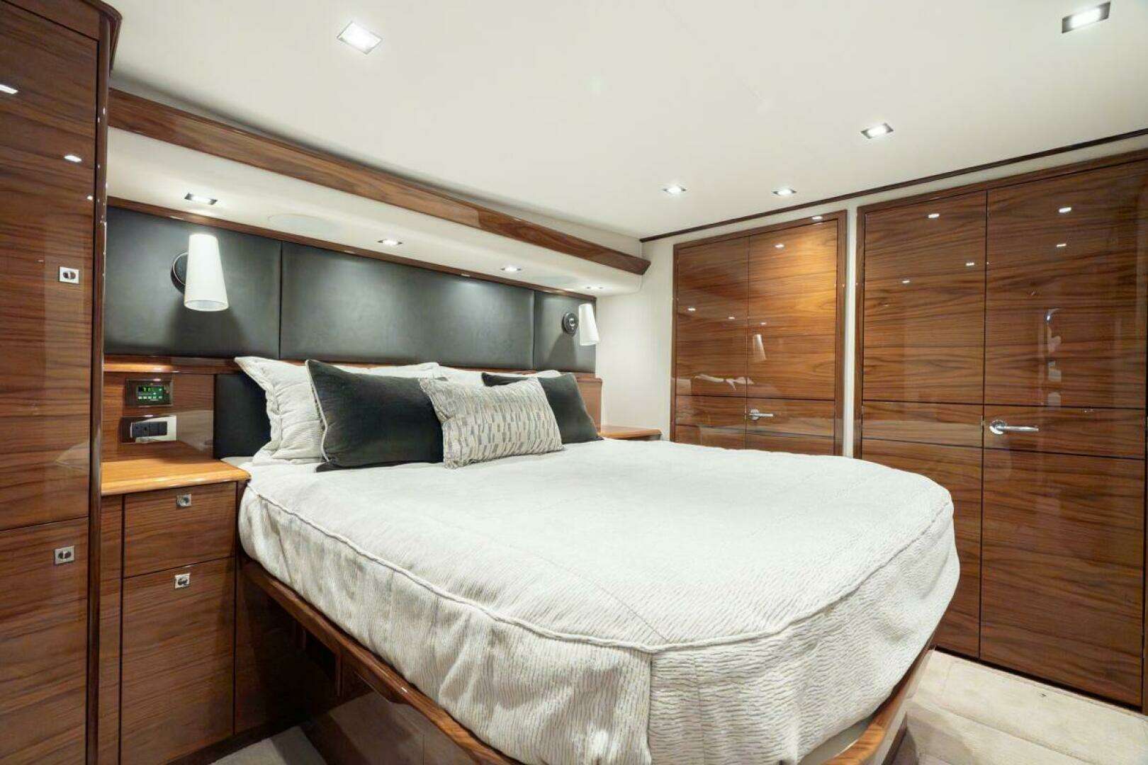 2025 Viking 64 Convertible - Image 4