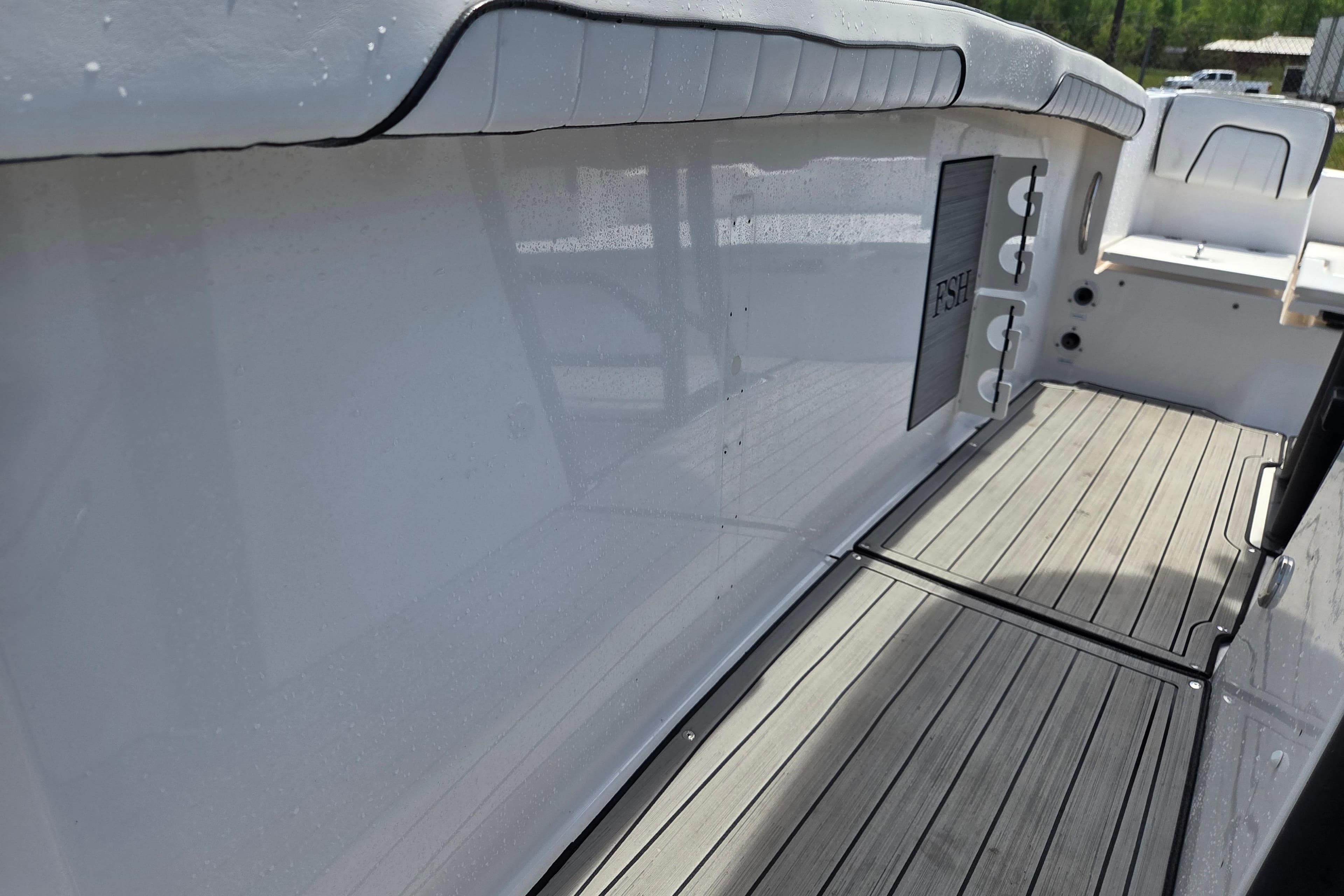 Yamaha Boats 255 FSH Sport E 2023, interior view with wood deck.
