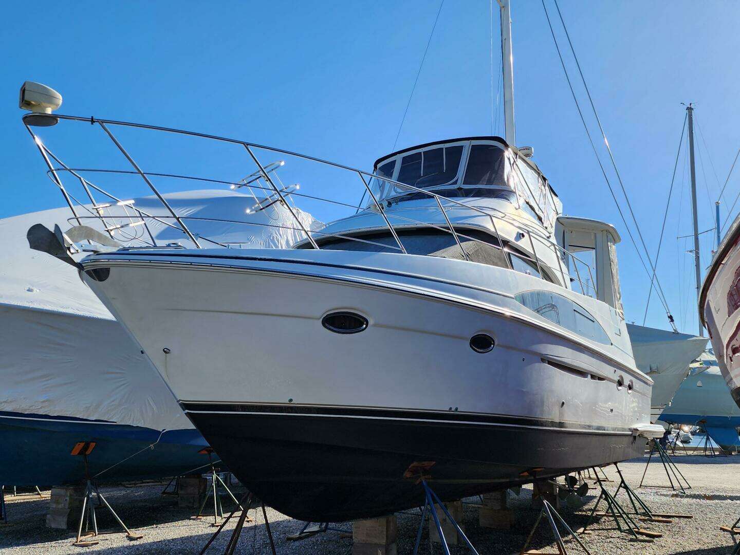 2002 Carver 444 Cockpit Motor Yacht - Image 7