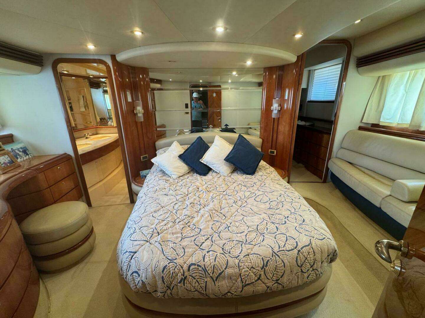 2001 Azimut 68 Plus - Image 23
