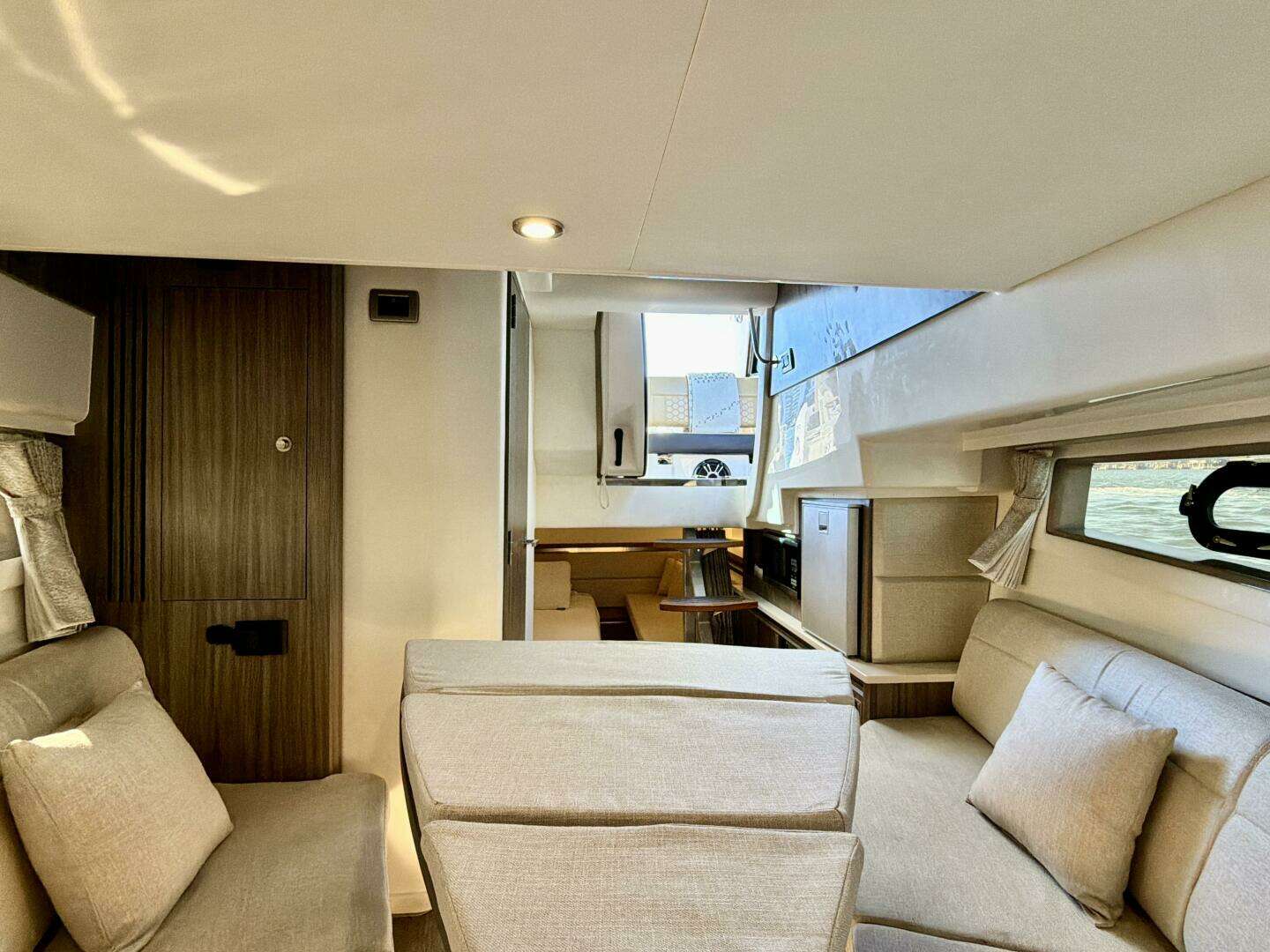 2022 Sea Ray Sundancer 320 - Image 6