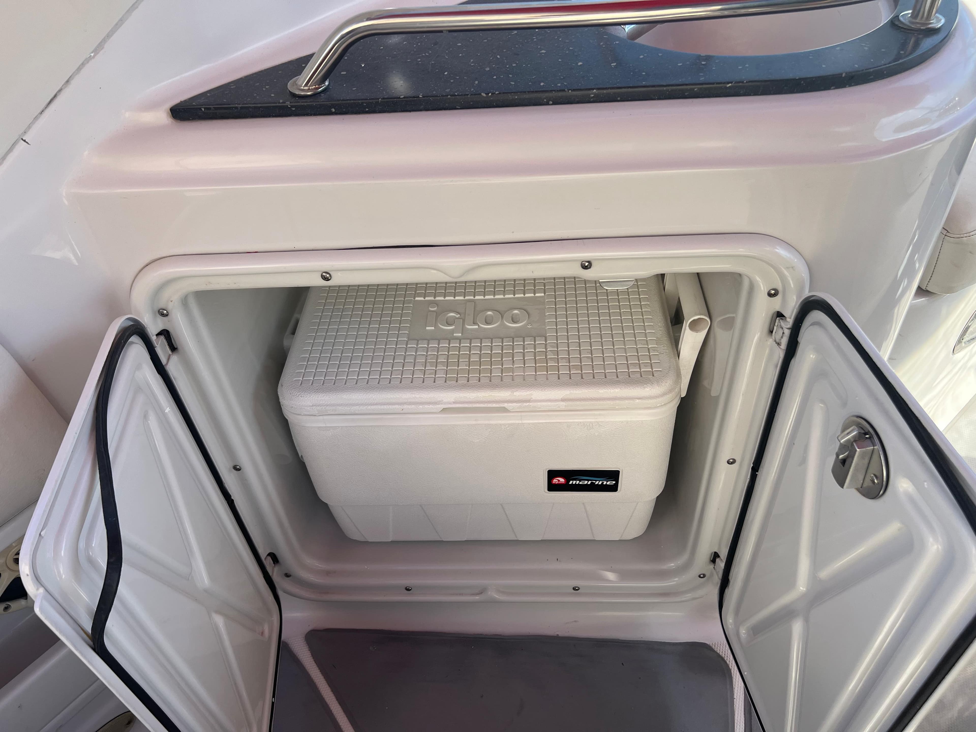 2007 Crownline 250 CR boat with an open storage compartment containing an Igloo cooler.
