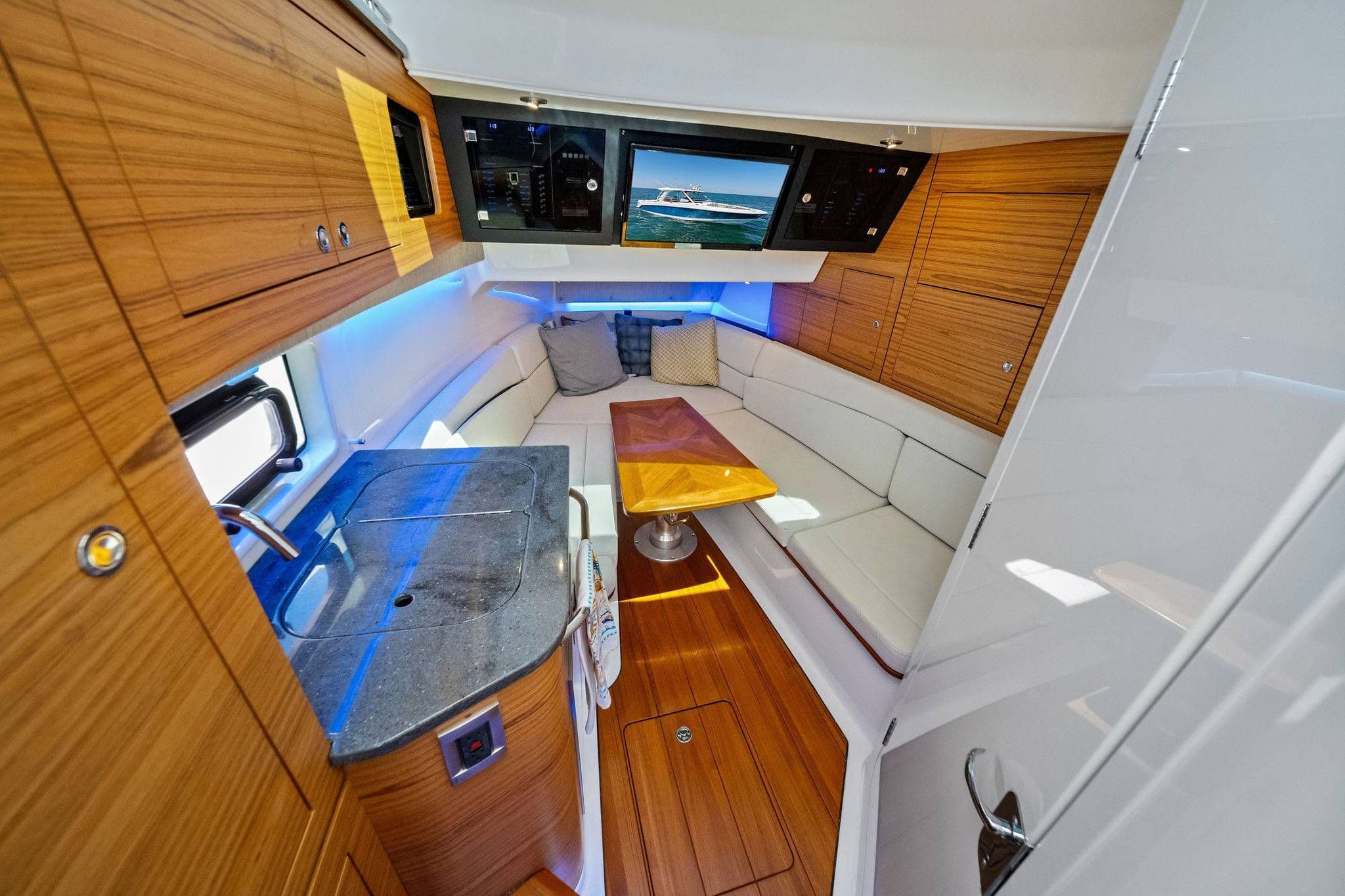 2019 Boston Whaler 380 Realm - 33