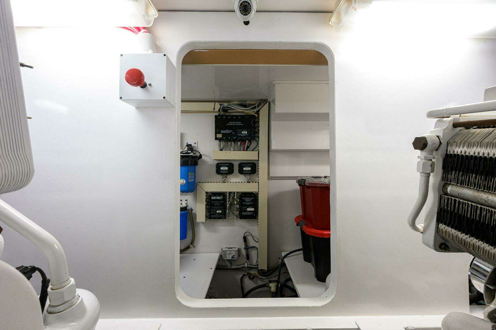 2001 Viking 61 Convertible - Image 27