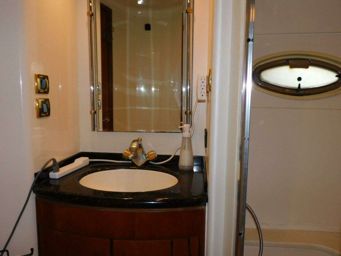 2002 Carver 570 Voyager Pilothouse - Image 25