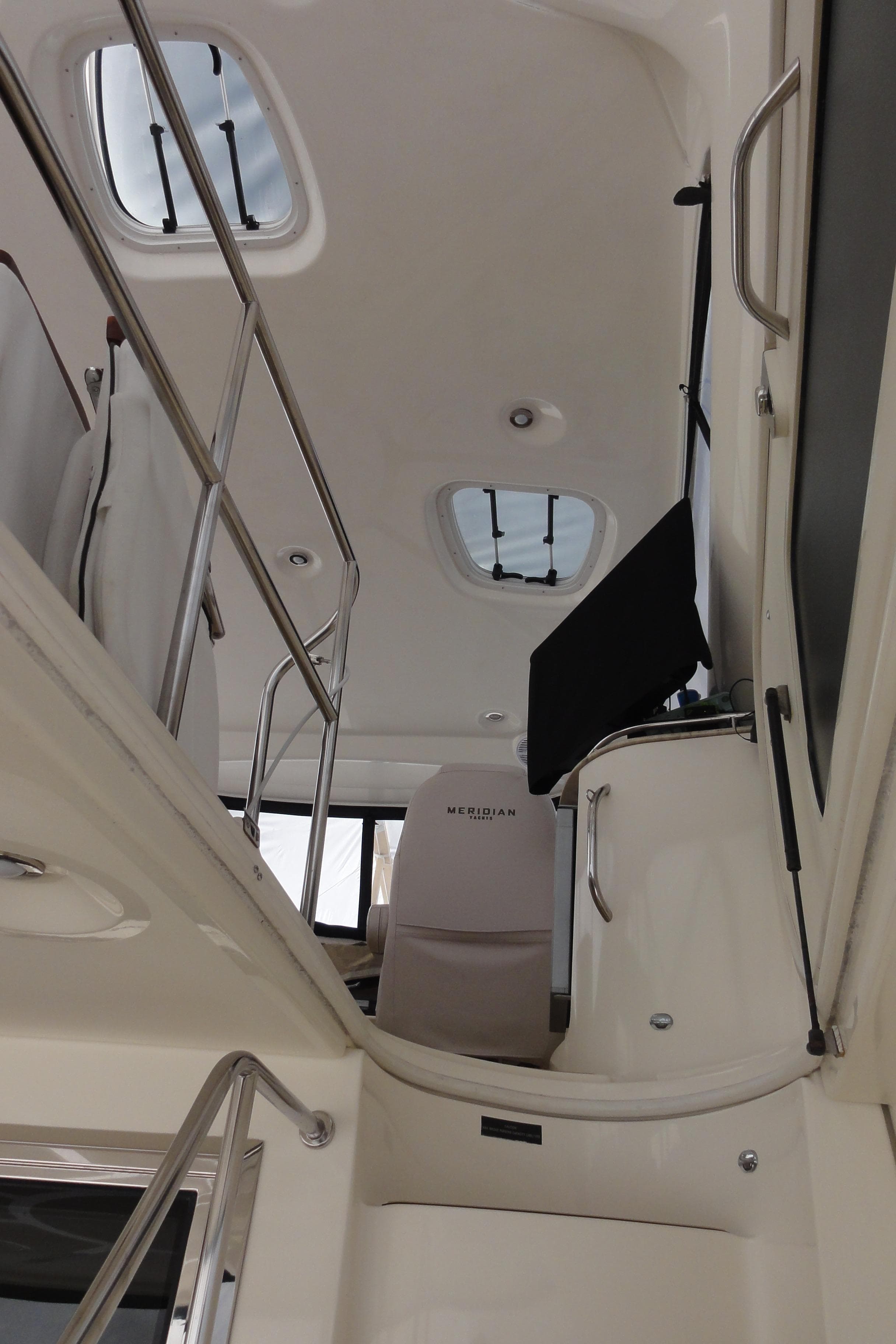 Interior view of 2009 Meridian 441 Sedan yacht, featuring sleek design and modern amenities.
