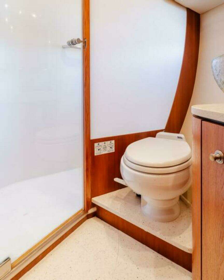 2007 Tiara Yachts 4300 Sovran - Image 16