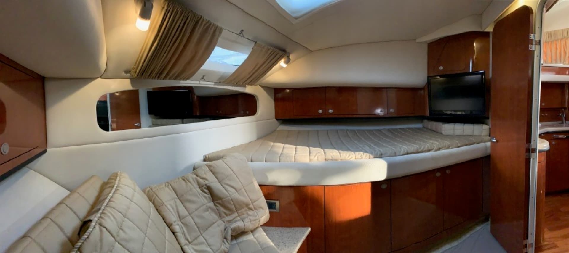 2004 Sea Ray 390 Motor Yacht - Image 11