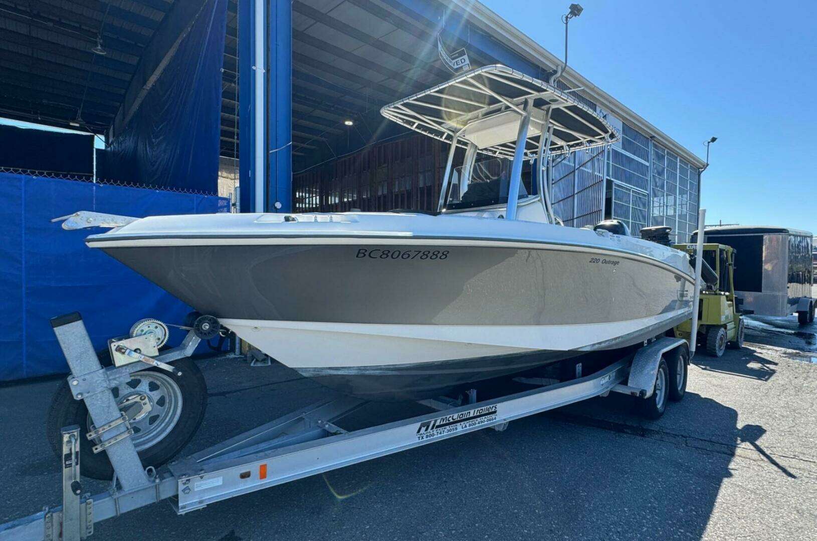 2014 Boston Whaler 220 Outrage - Image 4