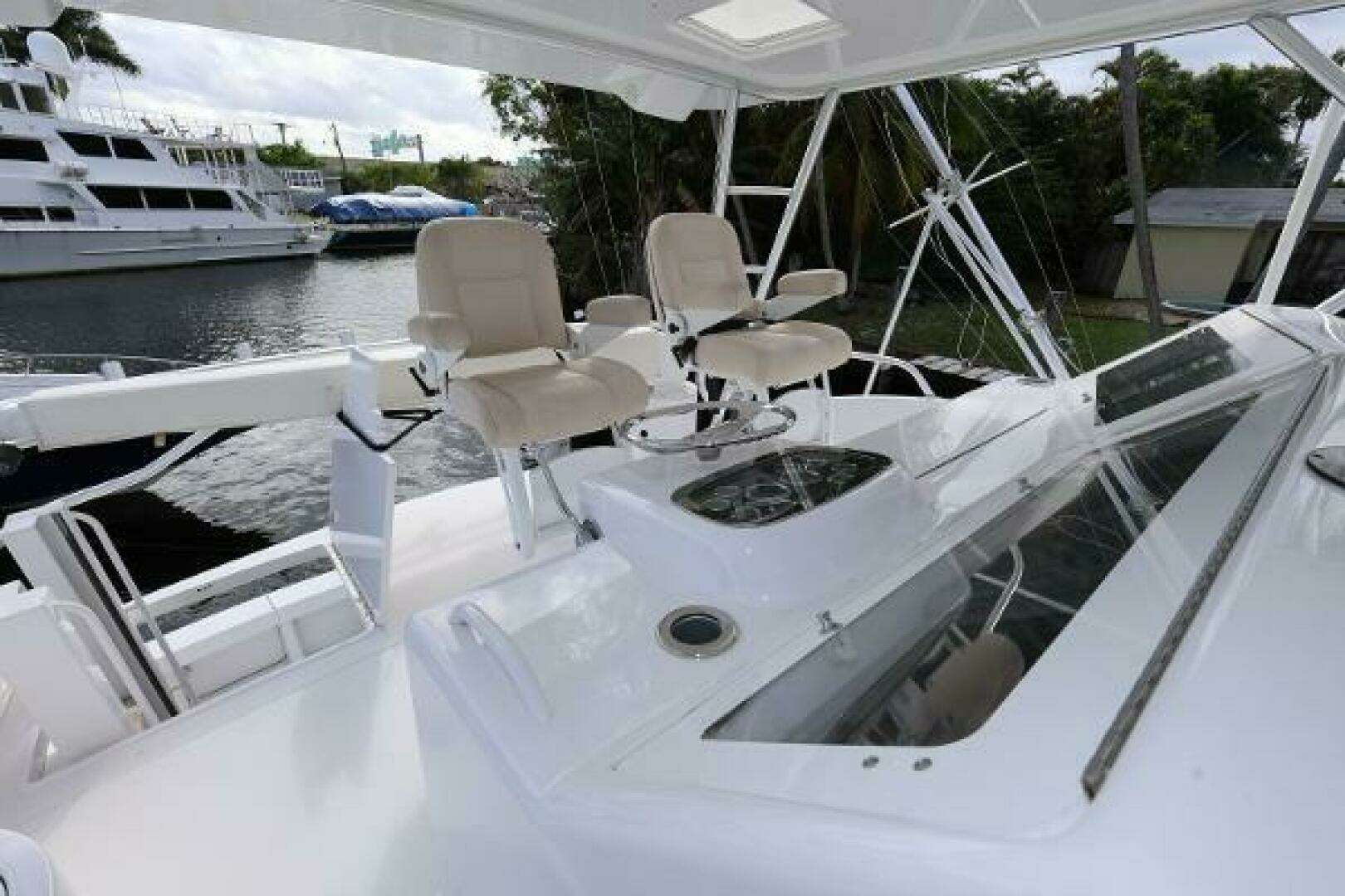 2005 Viking 52 Convertible - Image 11