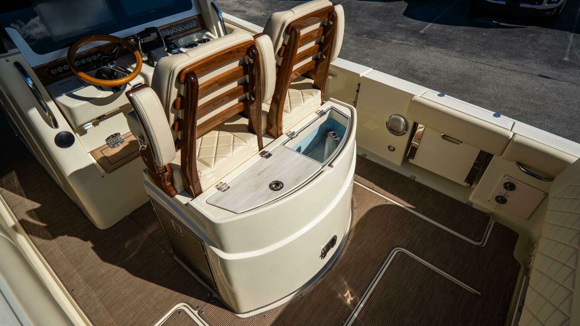2025 Chris-Craft Catalina - Image 15