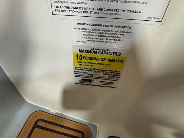Bayliner T22 SC 2025 capacity label: 10 persons or 1650 lbs maximum.