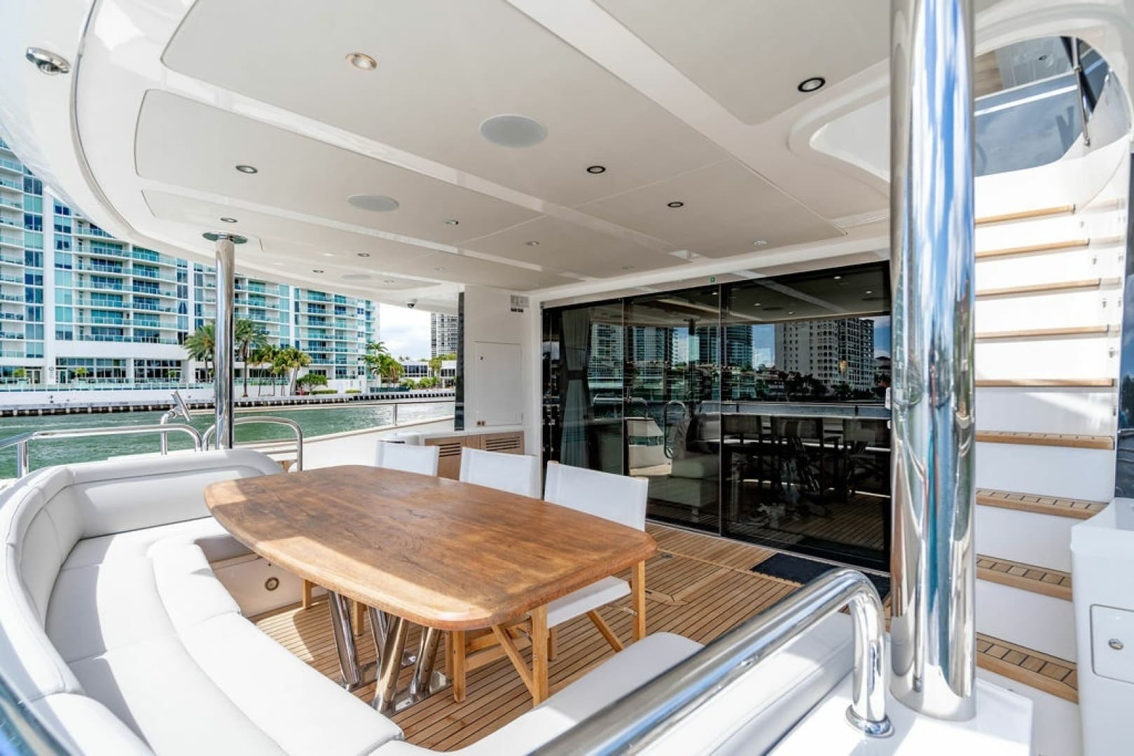 2019 Sunseeker 95 Motor Yacht - Image 10