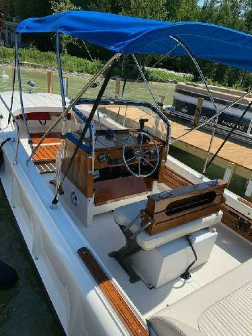 1972 Boston Whaler 21 Outrage Rib Side - Image 5
