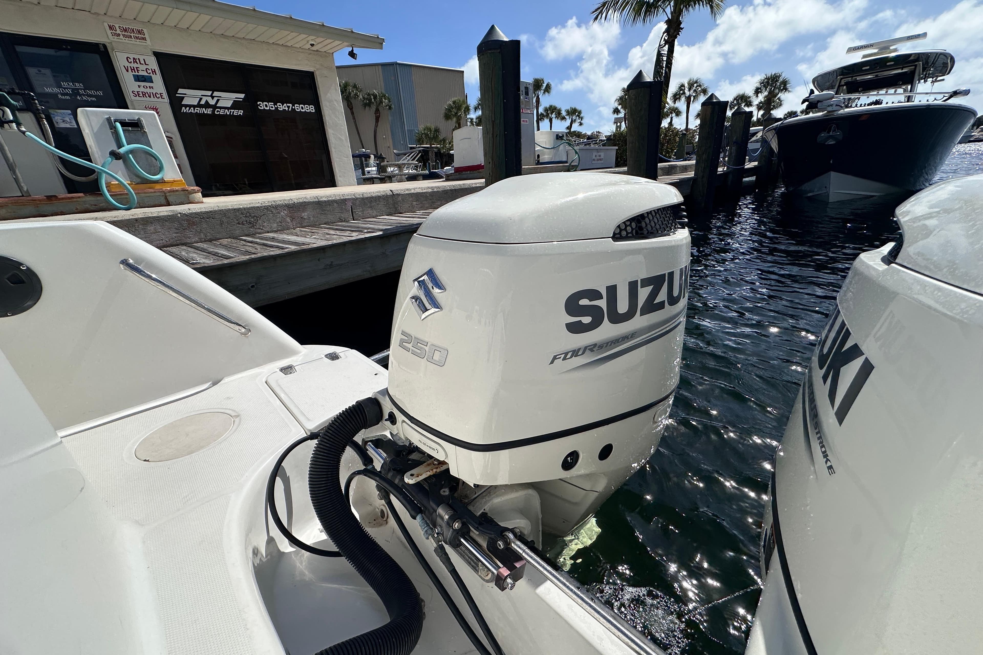 Boston Whaler 285 Conquest 2006 with Suzuki 250 outboard engines at marina.