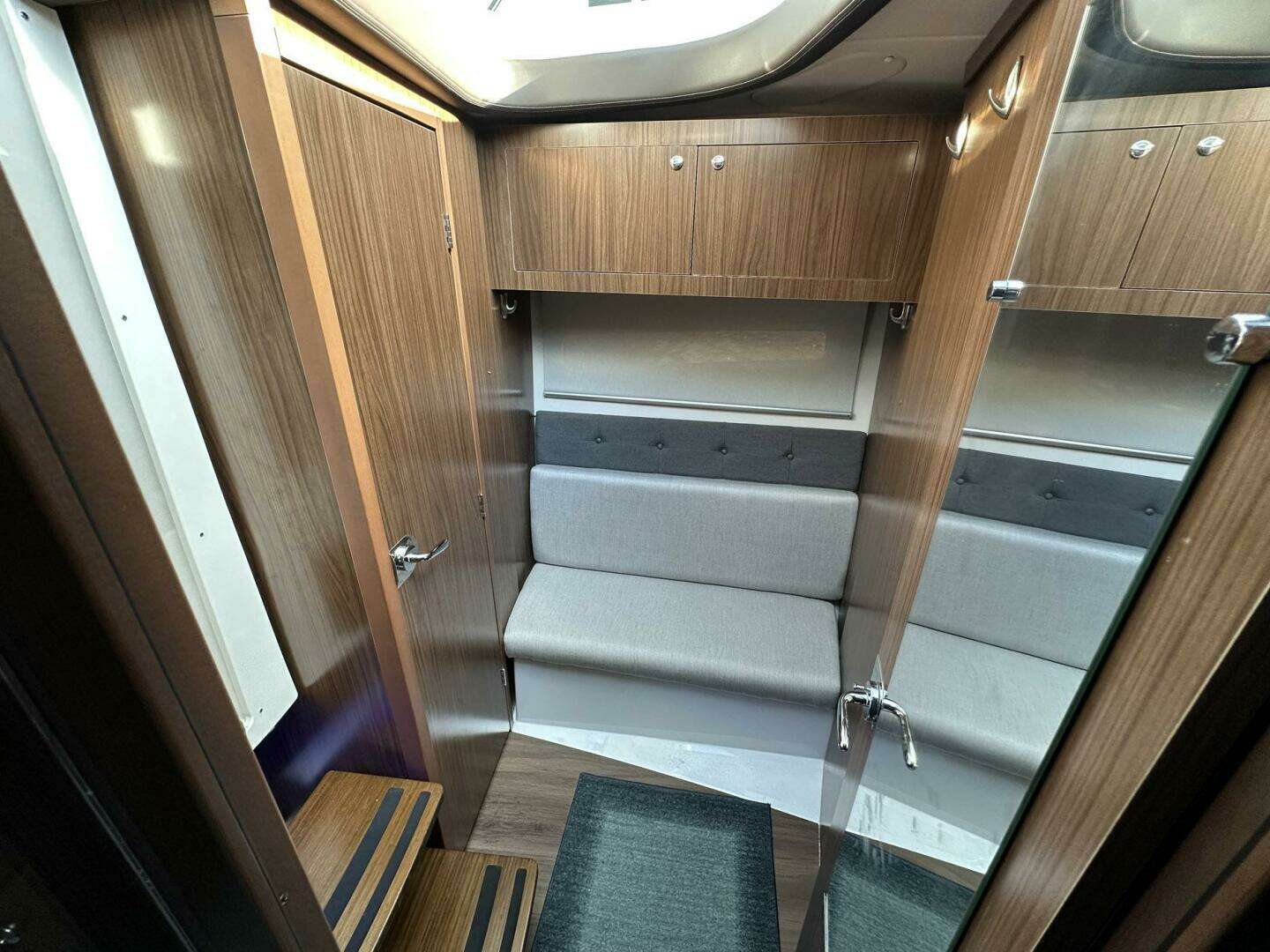 2020 Four Winns Vista 355 Coupe - Image 11