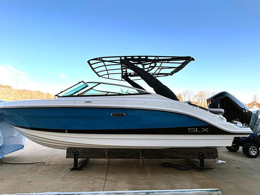 2025 Sea Ray SLX 260 Outboard boat with sleek blue and white design.