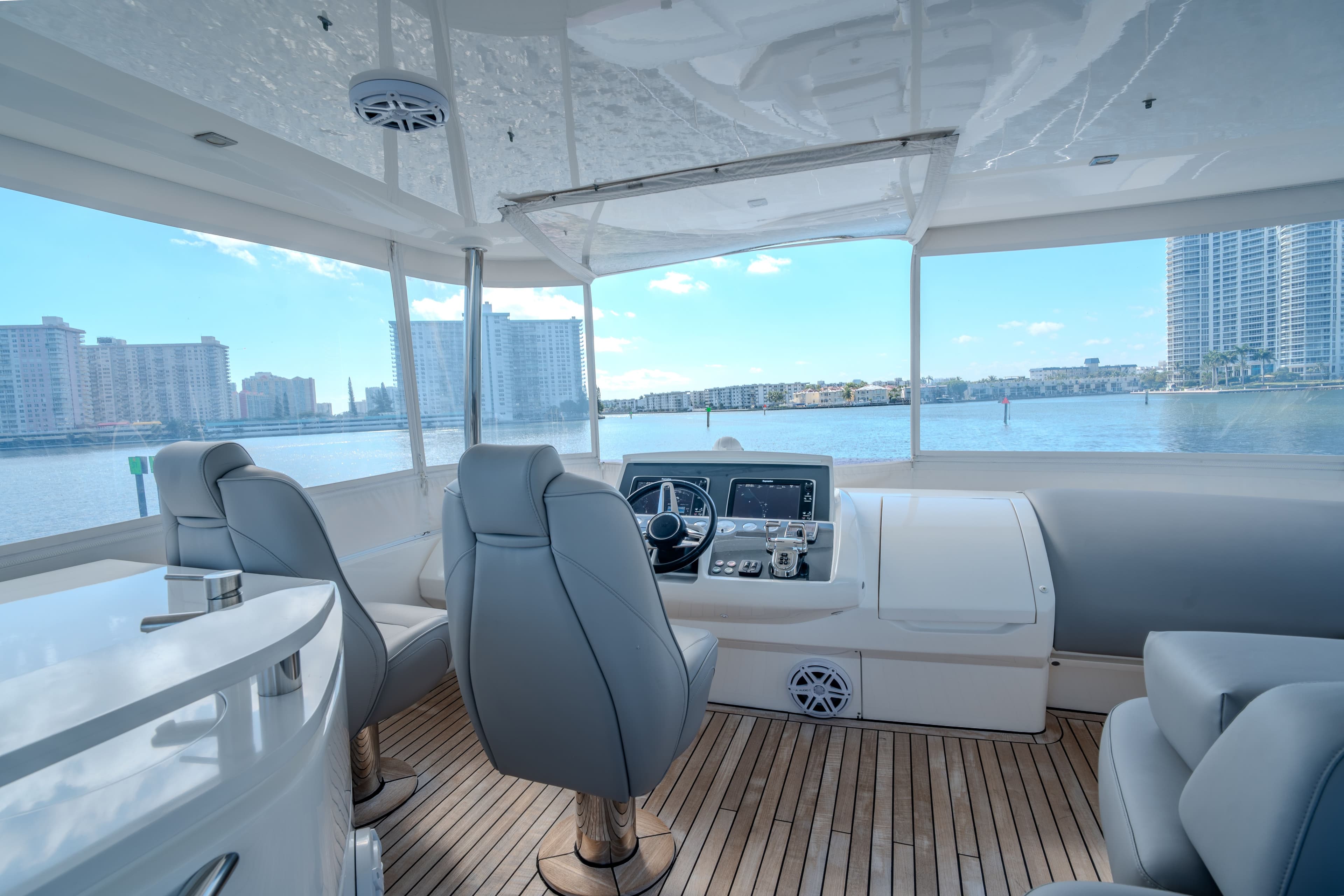 2015 Princess Flybridge 68 Motor Yacht - 10