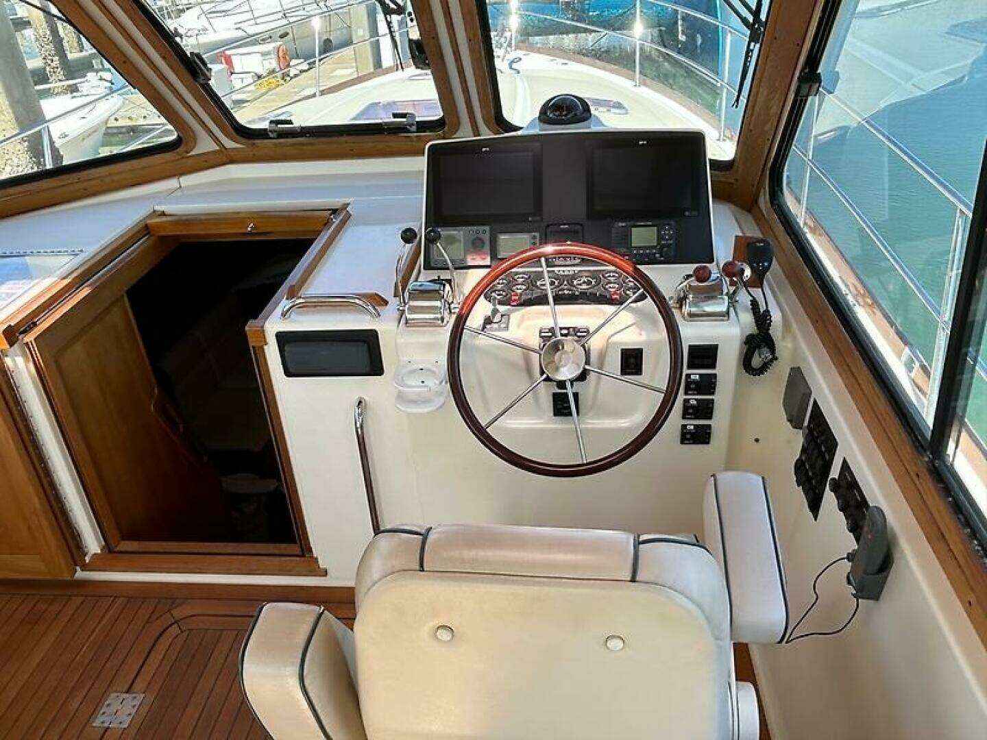 2004 Sabre 42 Express - Image 11