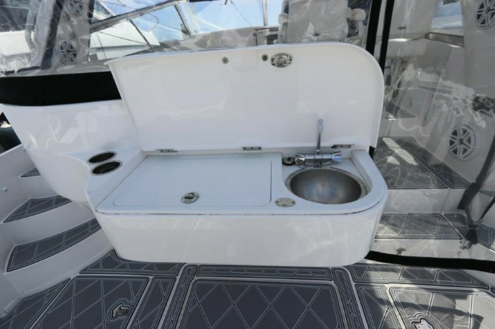 2019 Intrepid 475 Sport Yacht - Image 16