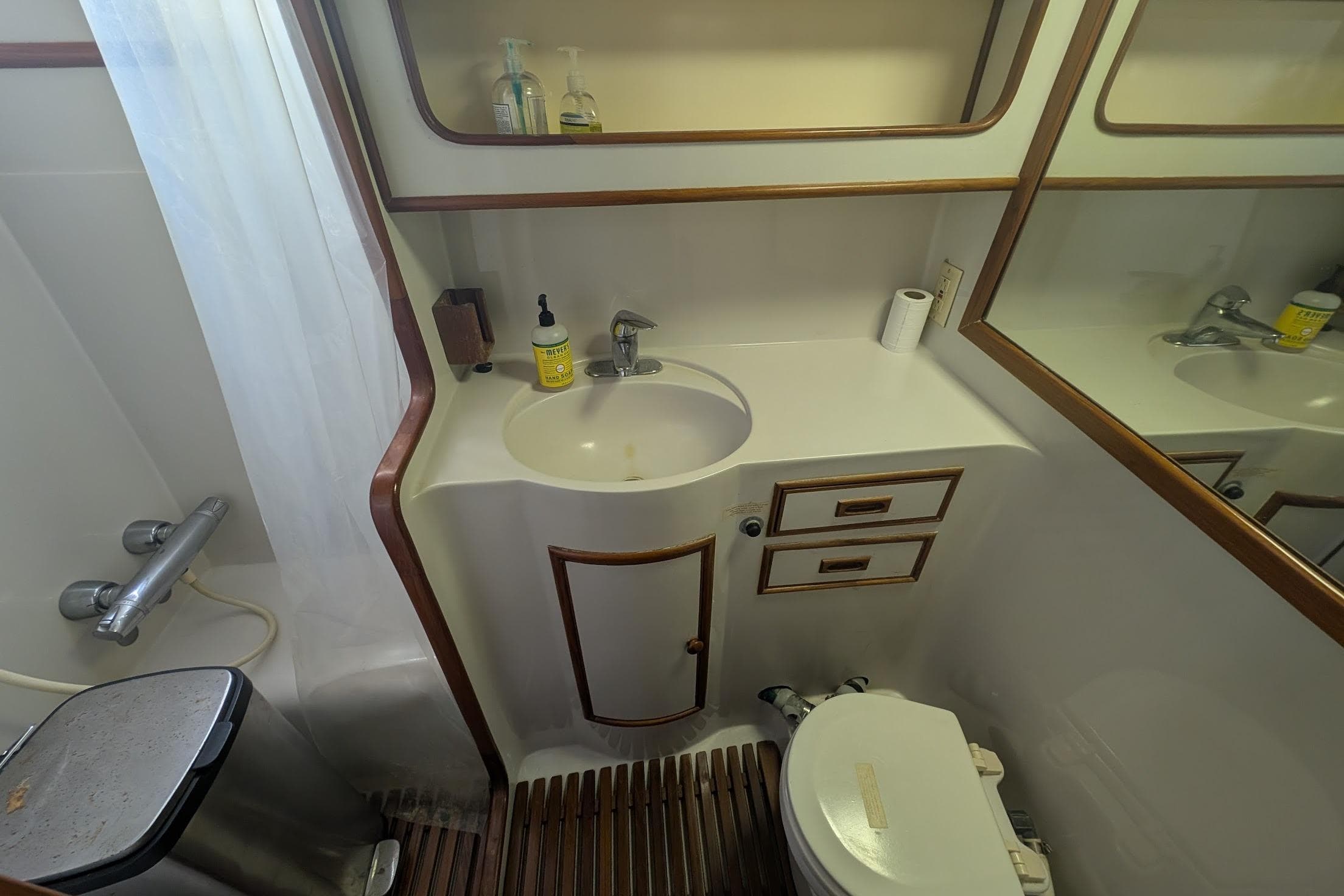 Aft Head/Stall Shower