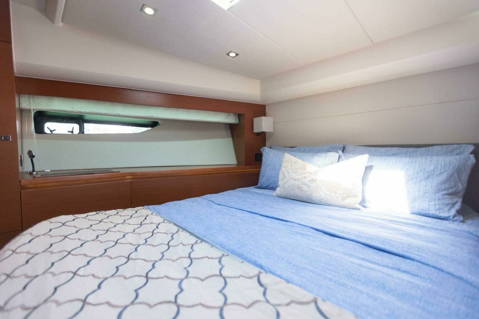 2014 Prestige 550 - Image 27