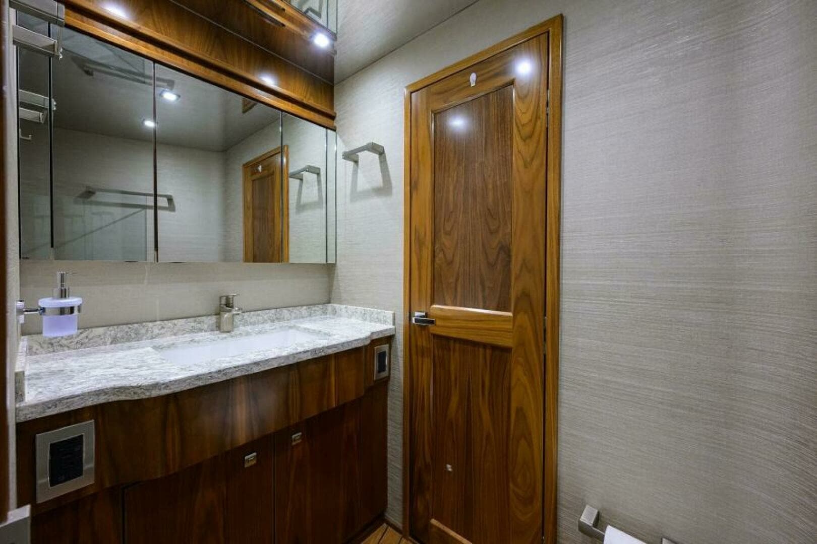 2019 Viking 80 Convertible - Image 20