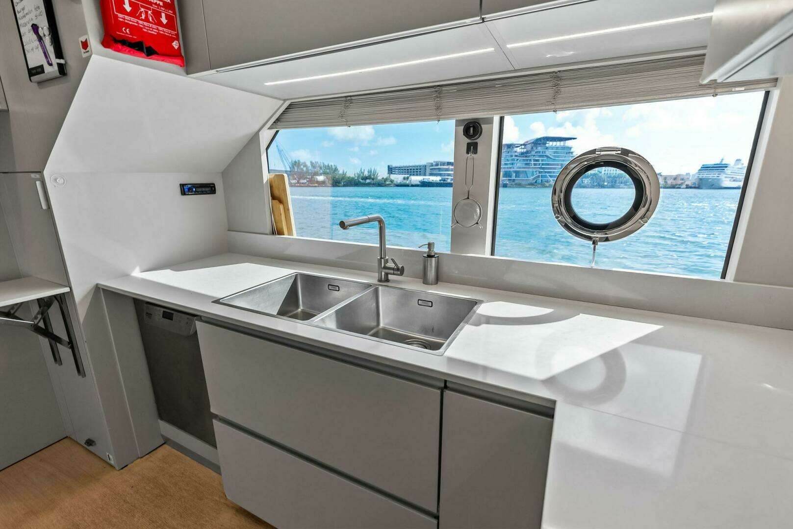 2023 Custom Line 33 Navetta - Image 49