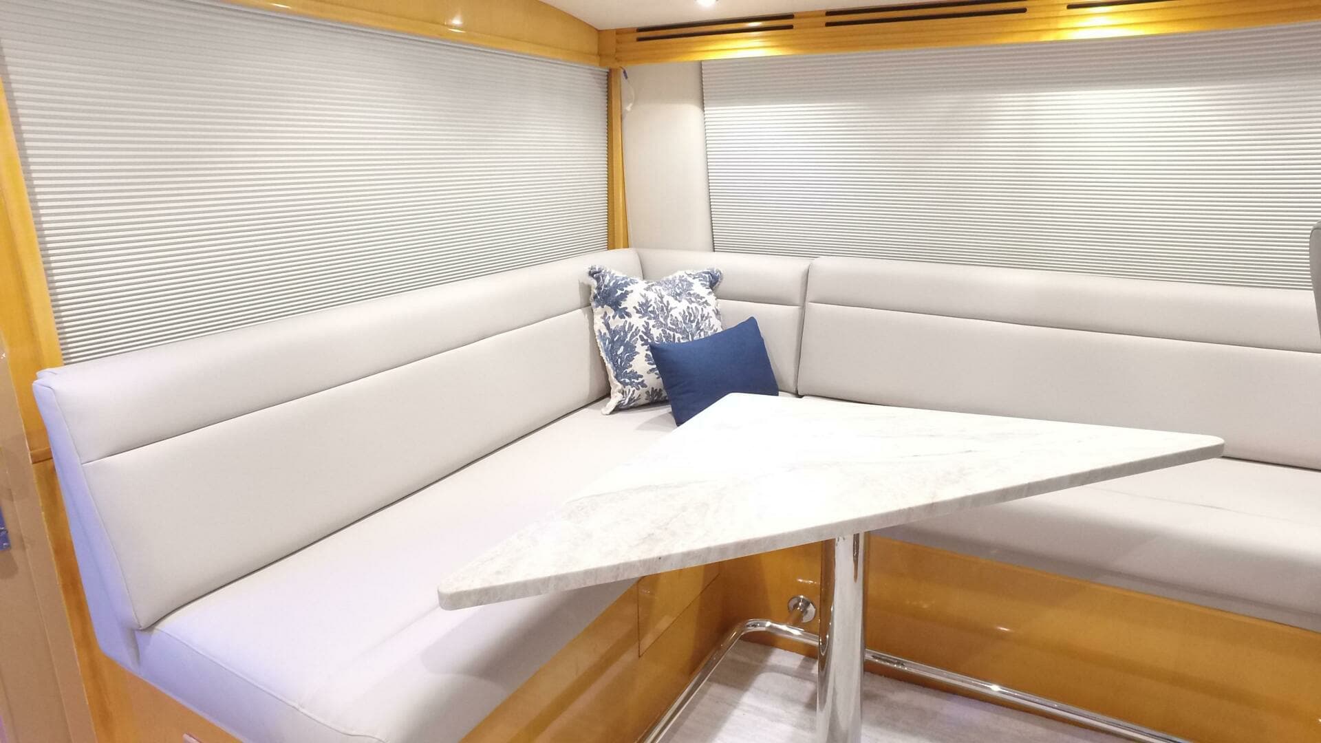 2006 Hatteras 68 Convertible - Image 21