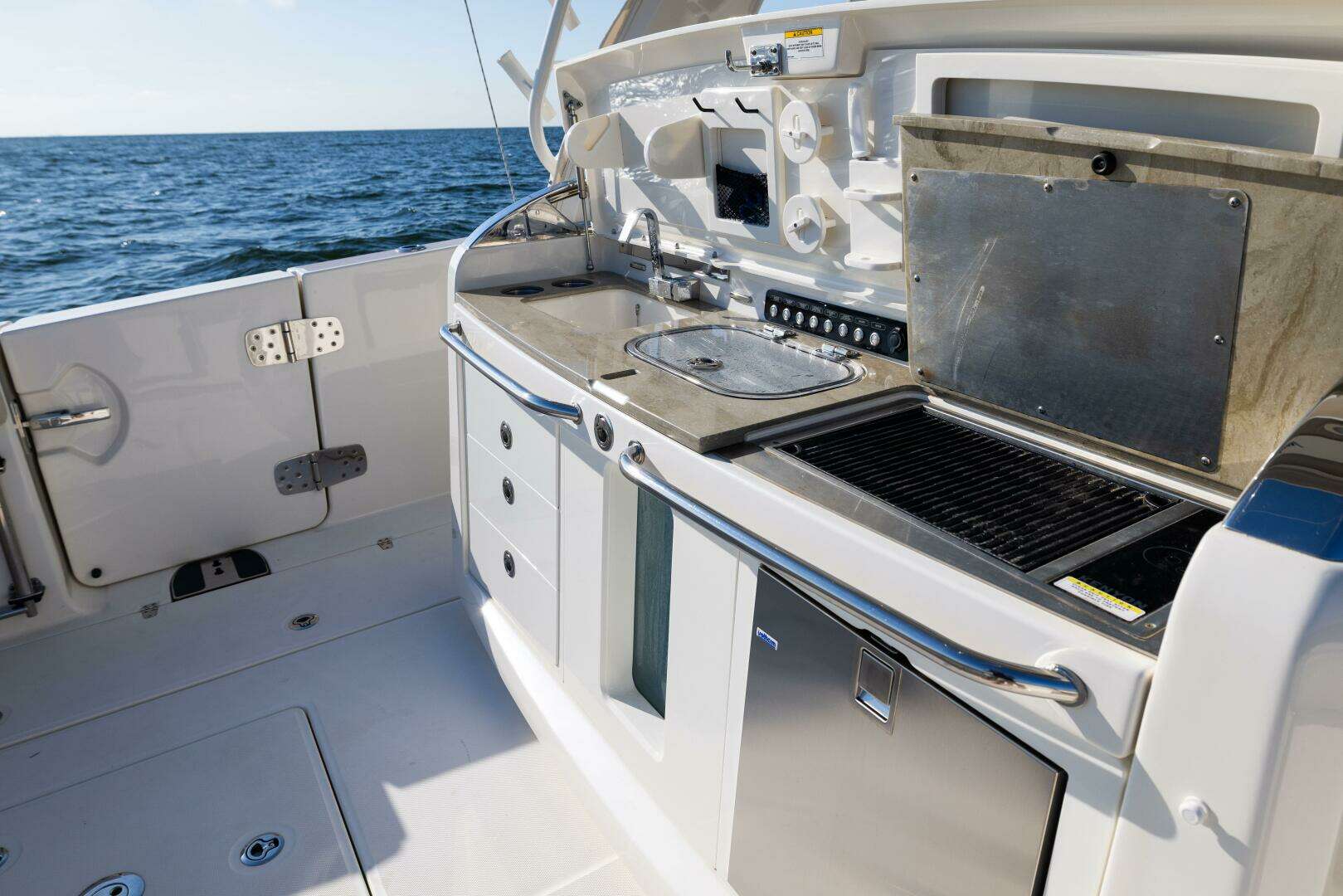 2021 Boston Whaler 420 Outrage - Image 33