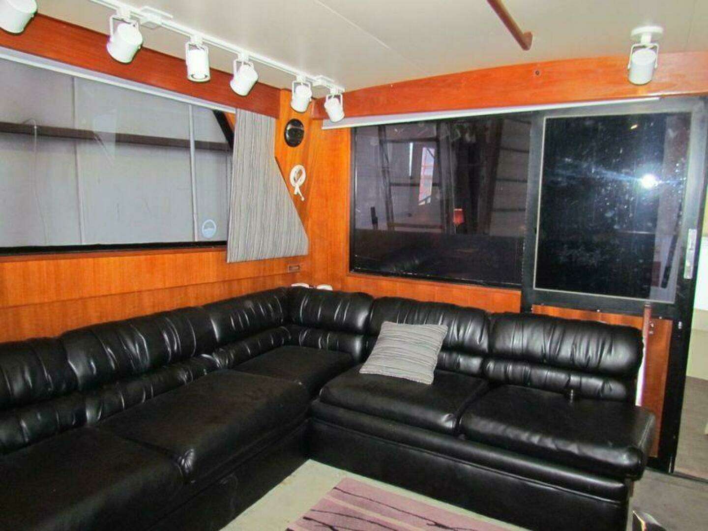 1988 Viking 45 Convertible - Image 10