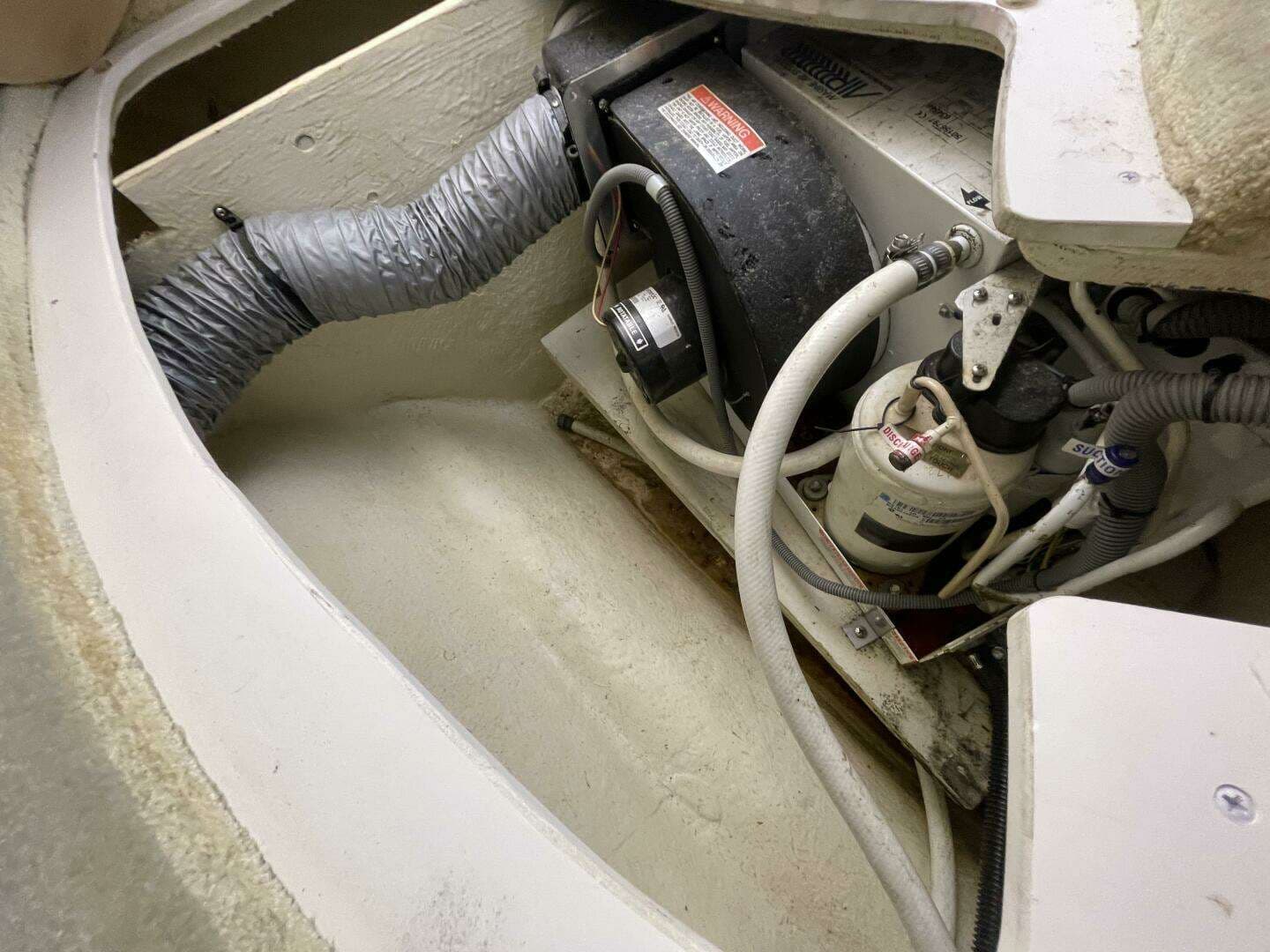 2005 Monterey 322 Cruiser - Image 32