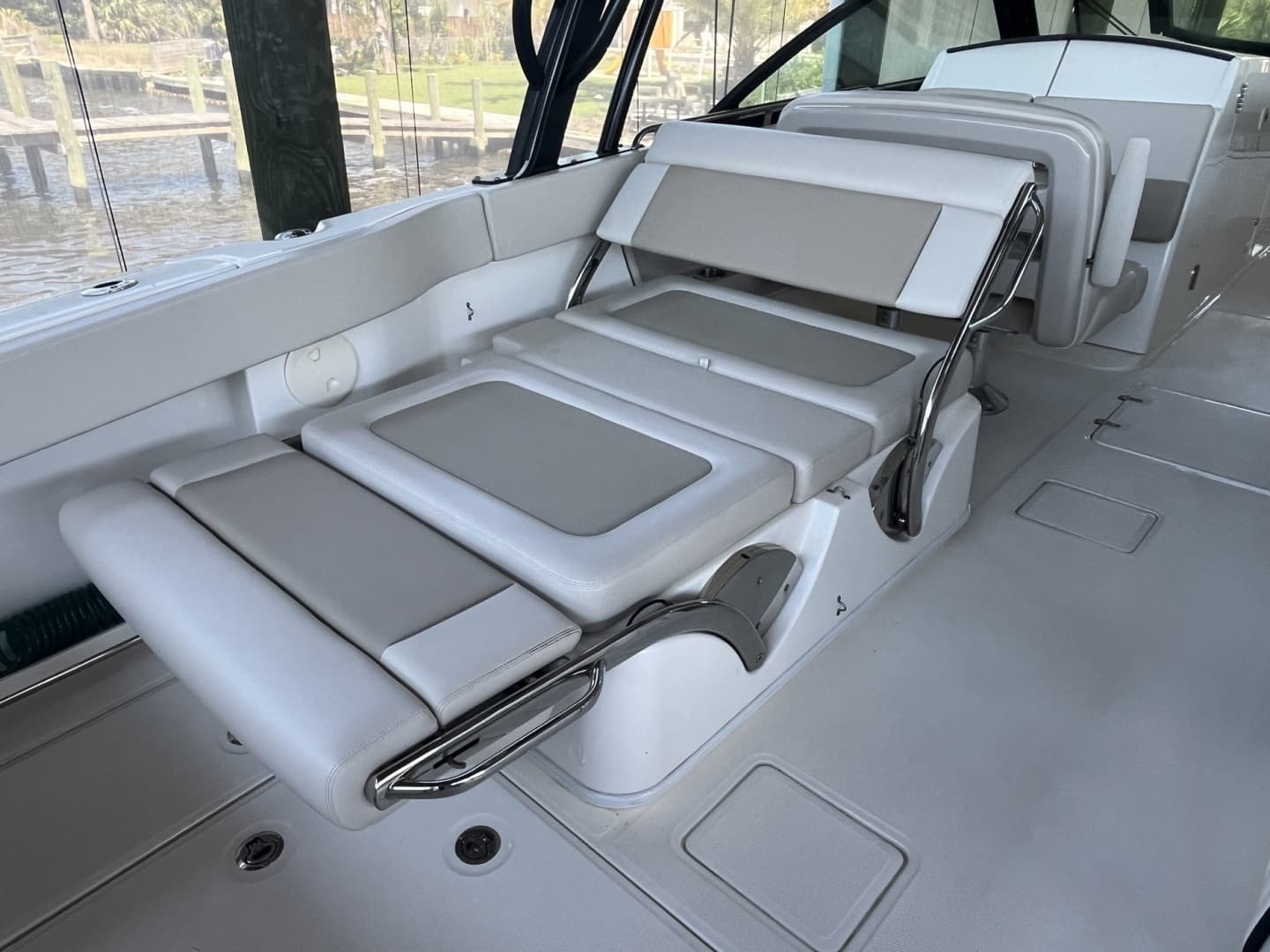 2022 Boston Whaler 320 Vantage - Image 21