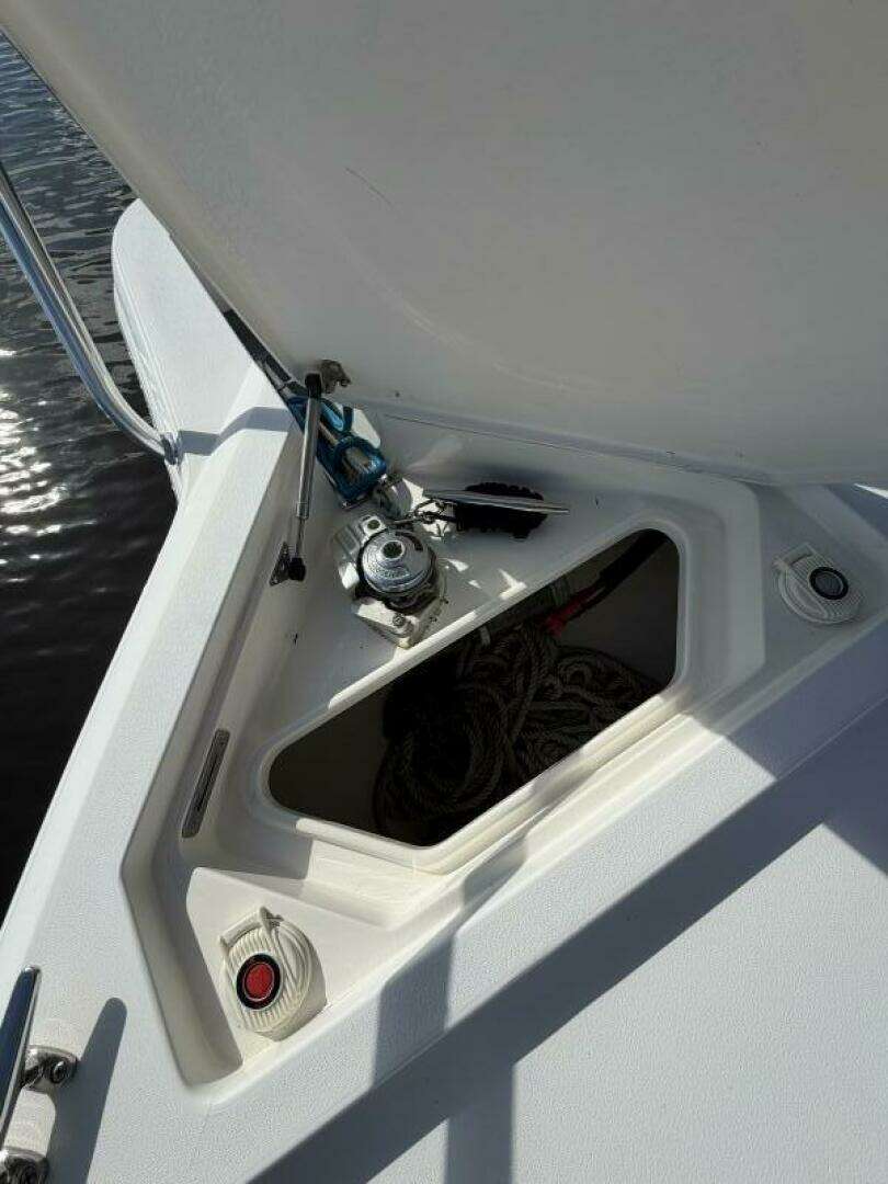 2003 Intrepid 310 - Image 34