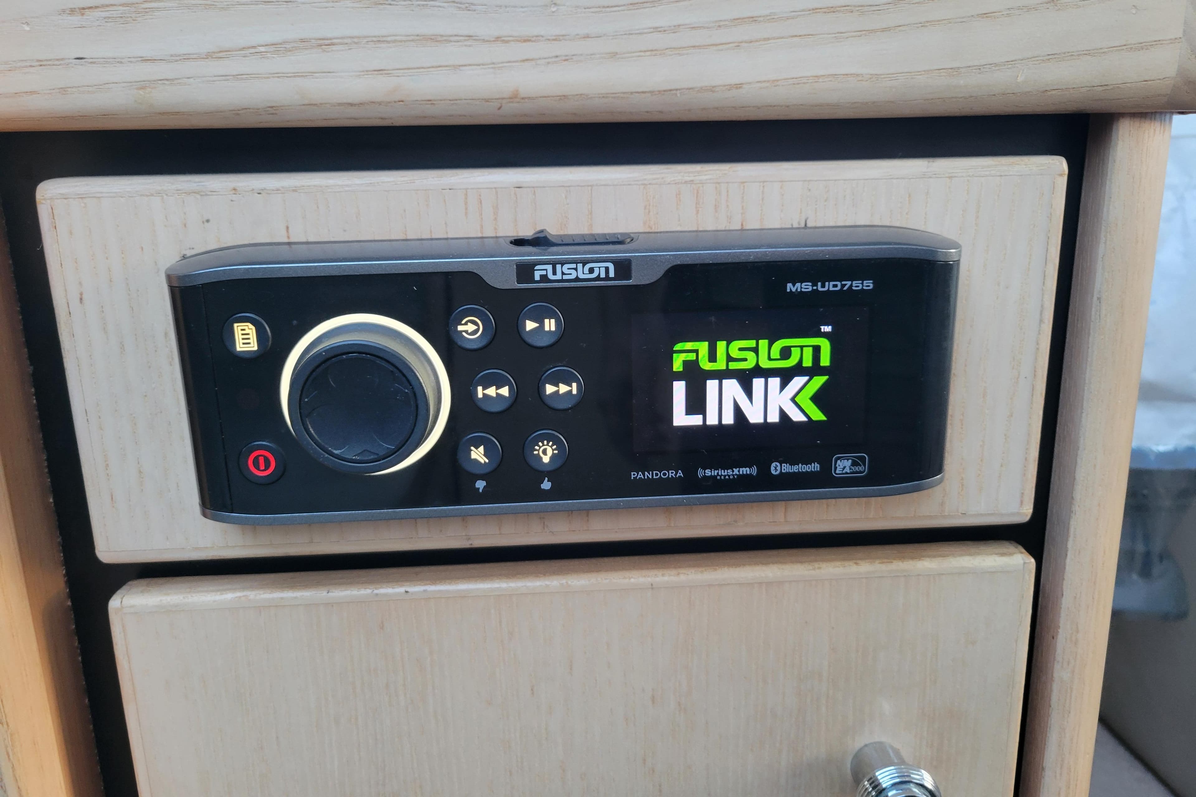 Fusion Link audio system on 1998 Bayliner 2858 Ciera Command Bridge boat.