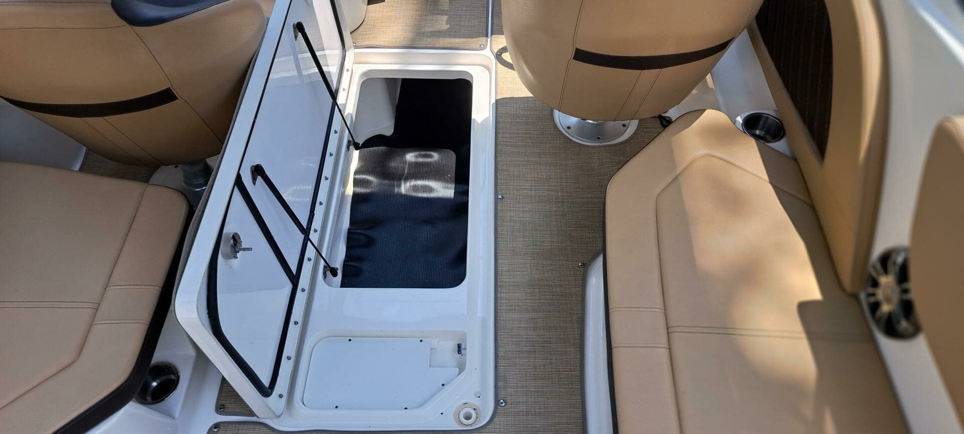 2019 Sea Ray SPX 230 OB - Image 34
