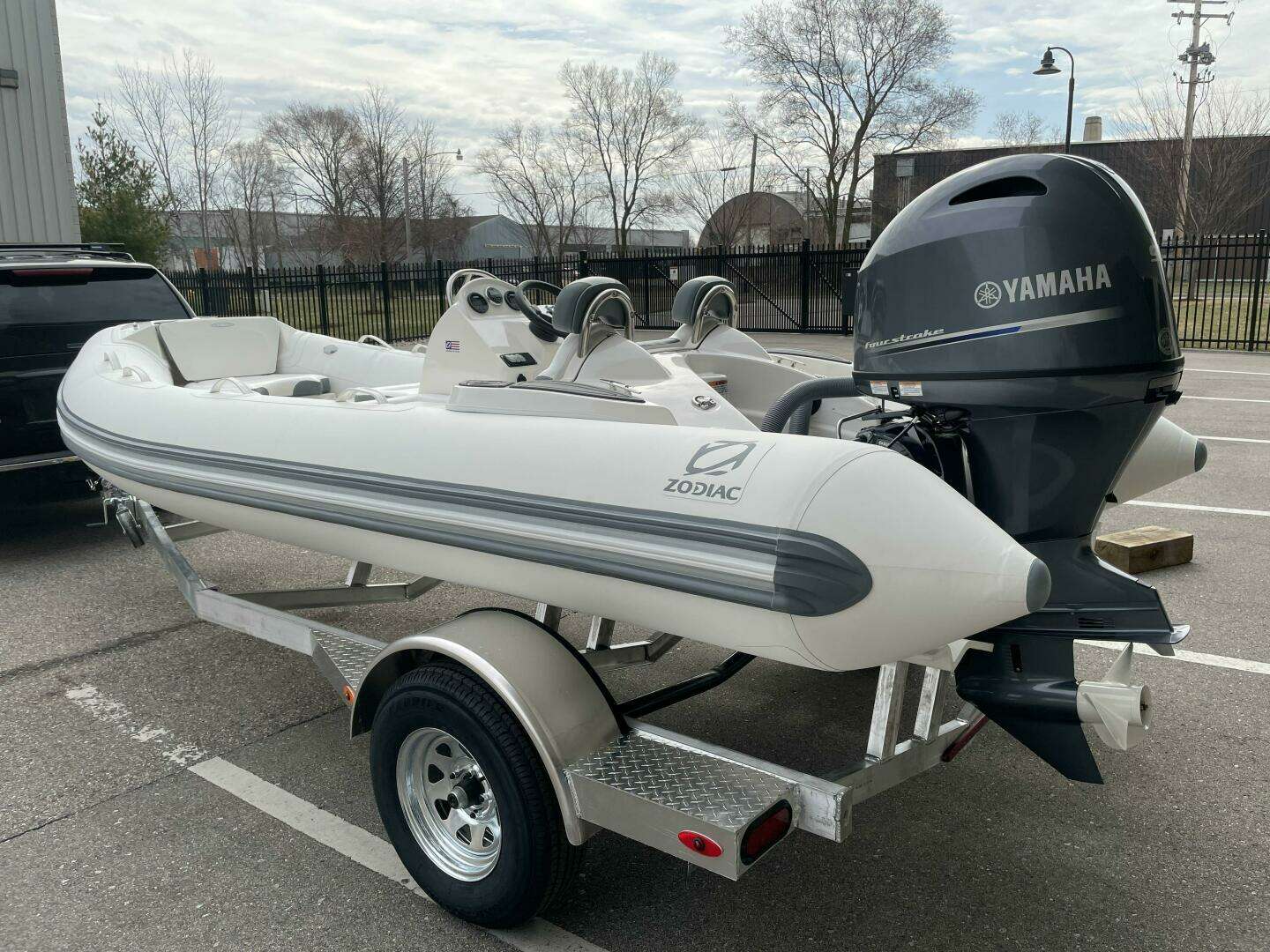 2025 Zodiac Yachtline 490 Deluxe NEO - Image 2