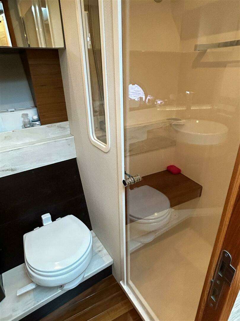 2017 Tiara Yachts C39 Coupe - Image 18