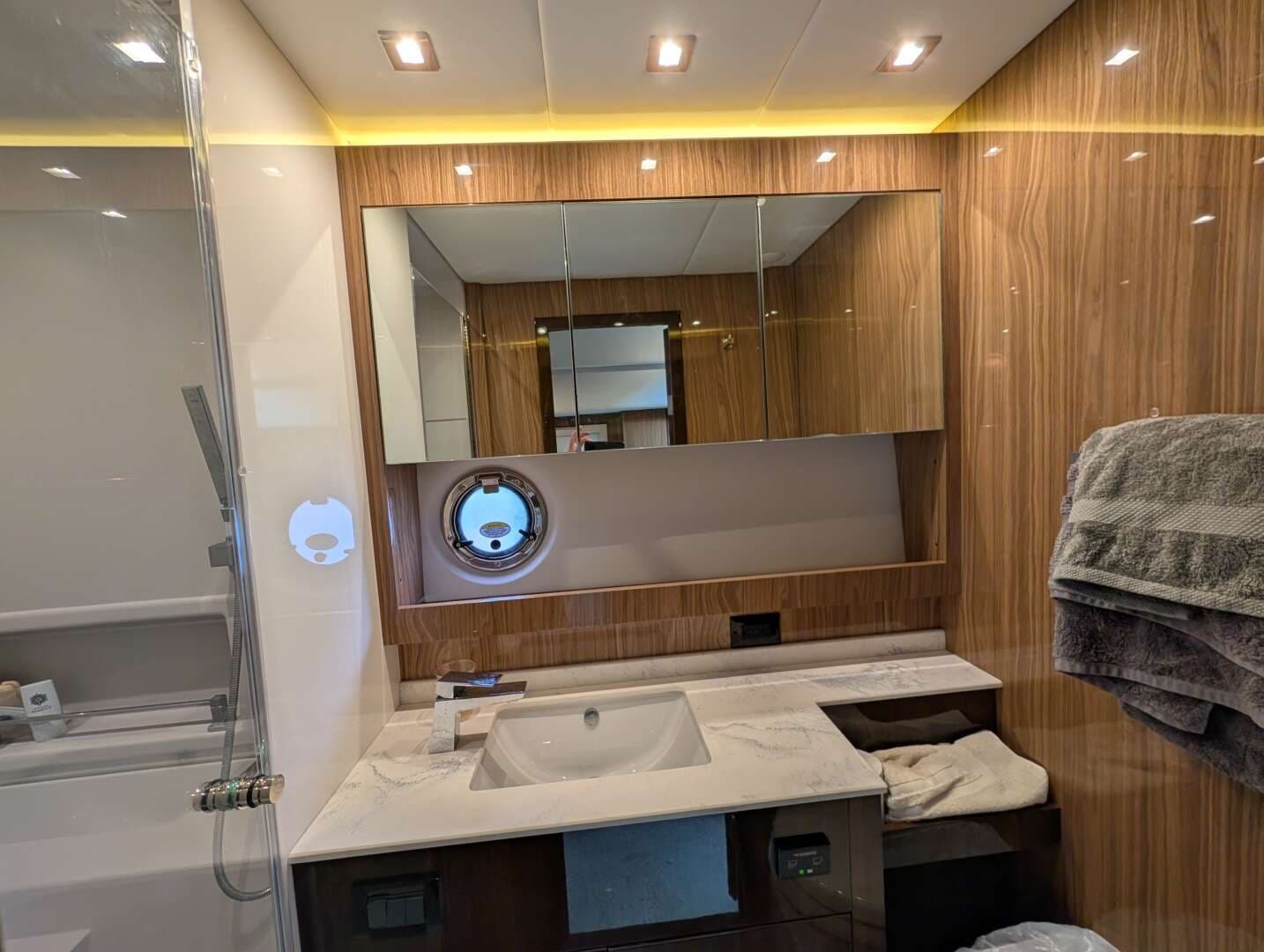 2022 Cruisers Yachts 54 Cantius - Image 38