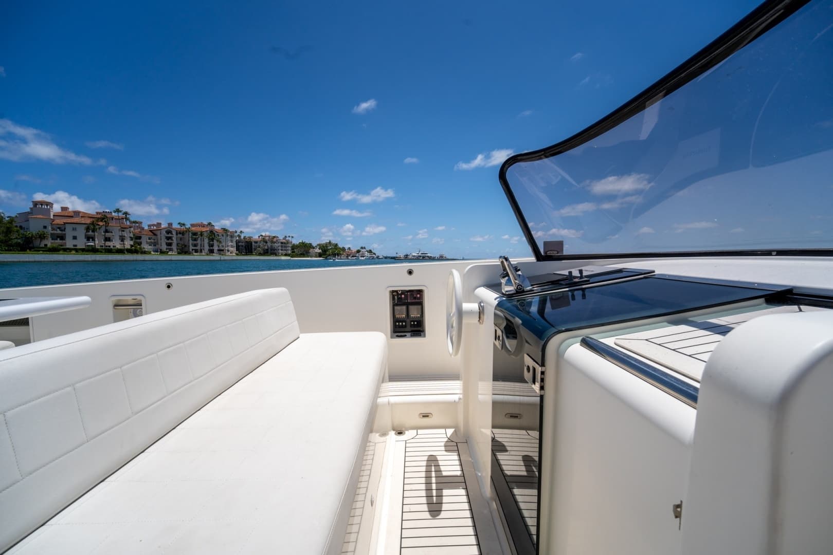 2014 VanDutch 40 - Image 14