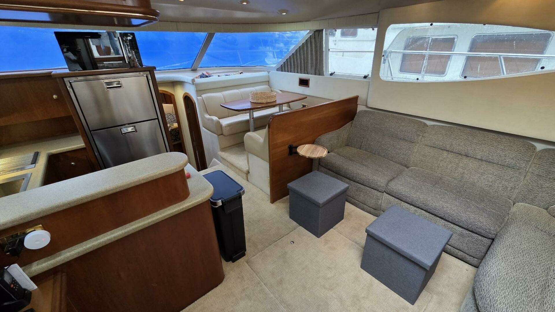 2000 Cruisers Yachts 4450 Express Motor Yacht - Image 30