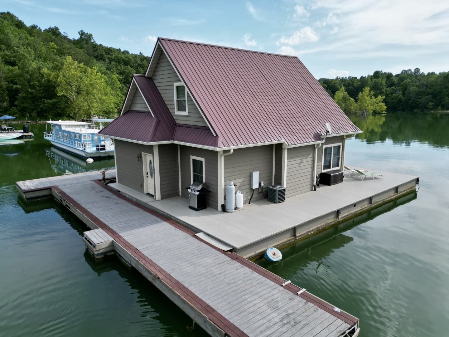 2010 Custom Floating Cabin - Approx 1340sqft - Image 2
